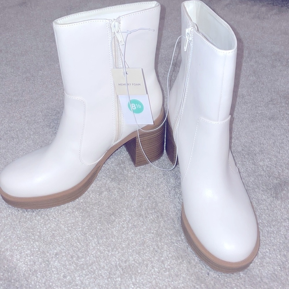 Universal Thread white faux leather round toe heeled boots size 8.5 new